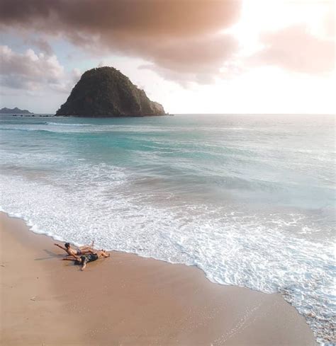 Banyuwangi sedang naik daun dalam beberapa tahun terakhir. Harga Tiket Masuk Pantai Pulau Merah Terbaru Di Banyuwangi ...