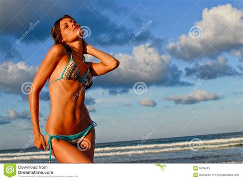 Reizvolles Baumuster Auf Gestreiftem Bikini Des Strandes Stockbild My Xxx Hot Girl