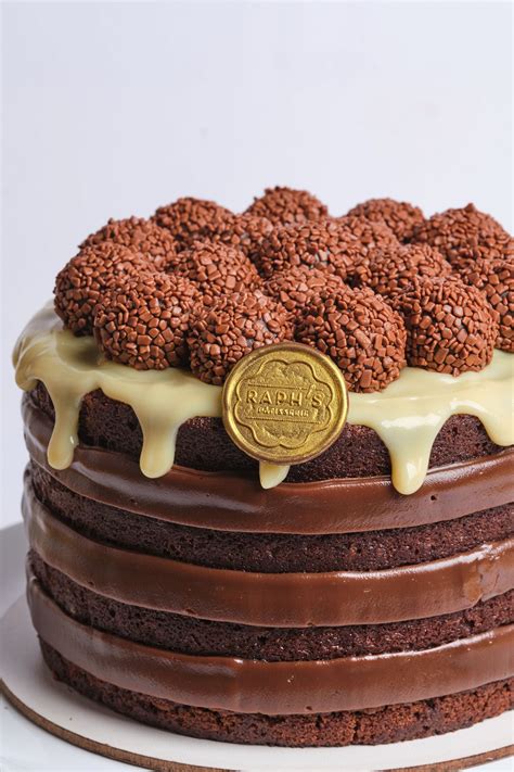 Naked Cake Chocolate Com Brigadeiros Raphs Patisserie