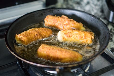 Fried bananas are sweet, creamy and decadent. Deep Fried Bananas - The Cookware Geek