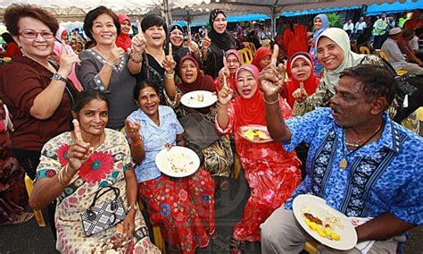 Di negara malaysia, orang melayu didefinisikan ialah seorang yang beragama islam, bertutur bahasa melayu, mengamalkan adat istiadat melayu dan lahir sebelum hari merdeka sama ada di. Bab 2 Potret Hubungan Etnik By Siti2878886 On Emaze