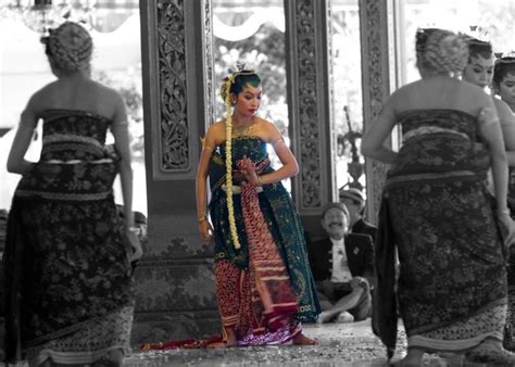 Tarian Tradisional Surakarta Jawa Tengah Adat Indonesia