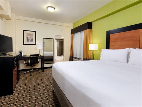 Holiday Inn Express And Suites Atlanta Downtown Guest Room And Suite Options
