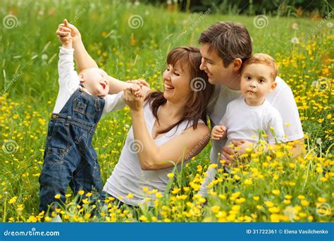 ¿padre Feliz De La Familia Madre E Hijos Que Se Relajan En El Parque