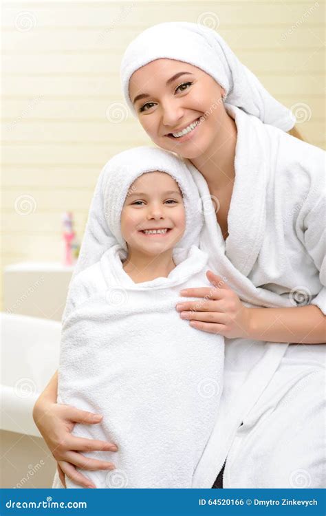 Madre E Hija En El Cuarto Del Baño Foto De Archivo Imagen De Risa