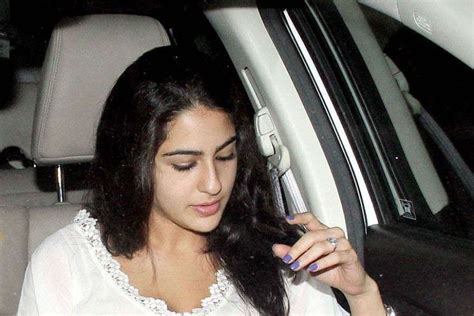 Sara Ali Khan Gets Upset With The Paparazzi Avoids Getting Clicked