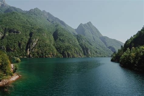 Paisagem De Um Lago Cercado Por Montanhas Foto Grátis