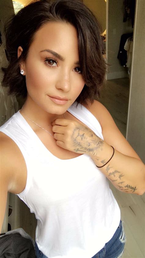 Demi lovato haircut demi lovato short hair pelo demi lovato pretty hairstyles bob hairstyles haircuts short hair cuts short hair styles superstar demi lovato shared a selfie on insta with her hair looking a whole lot shorter. She is so amazing pretty & Beautiful i love everything ...
