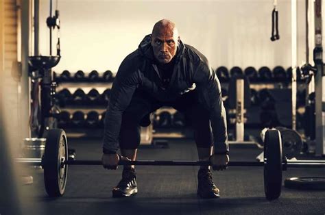 巨石強森 (dwayne johnson) 主演的 dc 漫畫電影《黑亞當》(black adam) 首支概念預告釋出，其中介紹了「黑亞當」的起源故事，而巨石強森也表示，電影中英雄團體「美國正. UA 聯手「巨石」強森 系列現已發售 - 壹讀