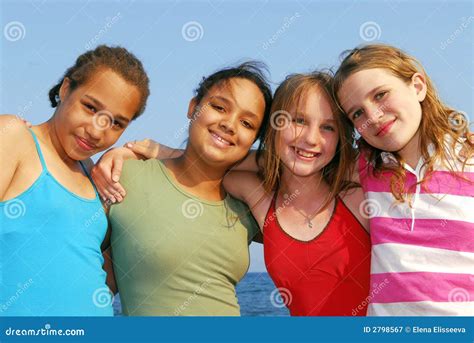 quatre filles image stock image du heureux préadolescent 2798567