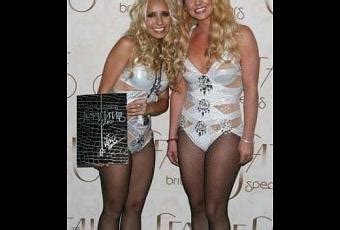 Britney Spears Pose Avec Son Sosie En Meet Greet Voir