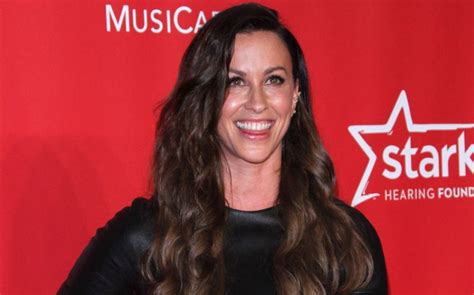 Whoa Alanis Morissette Bares Her Completely Naked Pregnancy Body At 42 After Beating Her Eating