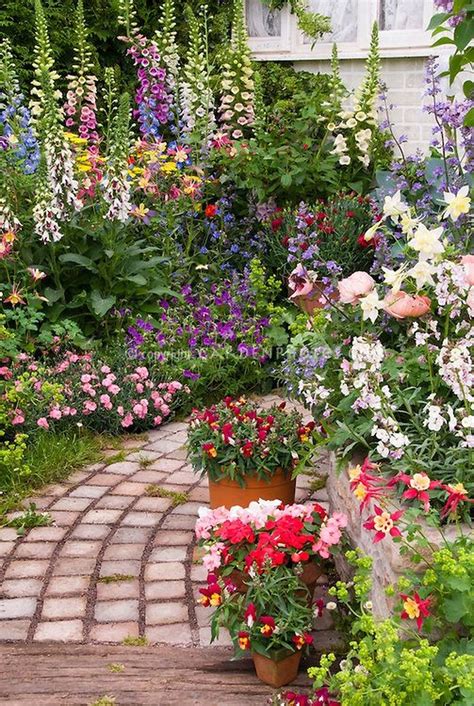 lovely small flower gardens and plants ideas for your front yard 20 pimphomee