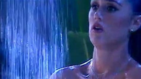 GF Vip Cecilia Rodriguez sotto la doccia il costume scivola giù Donna Moda TV