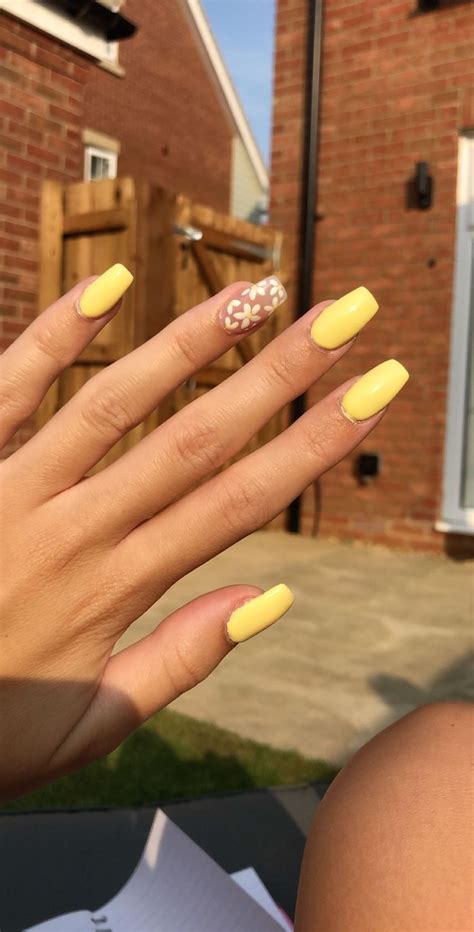 Yellow Flower Acrylic Nails In 2020 Clear Acrylic Nails Acrylic