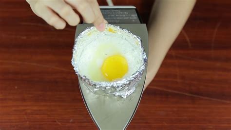 How To Use Aluminium Foil Wrap To Cook Eggs Youtube