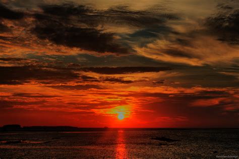 Bagaikan tanduk dari cahaya. saya tanya : Matahari Terbit by fandi32 on DeviantArt