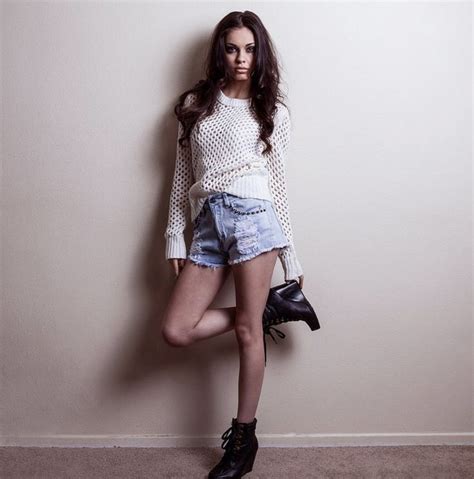 Pin By Lyle Macadangdang On Female Modelportraits Poses Fashion Mini Skirts Portrait Poses