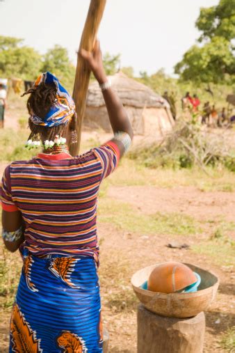 Ghana Fulani Woman In Traditional Dress Grinding Grain Stok Fotoğraflar