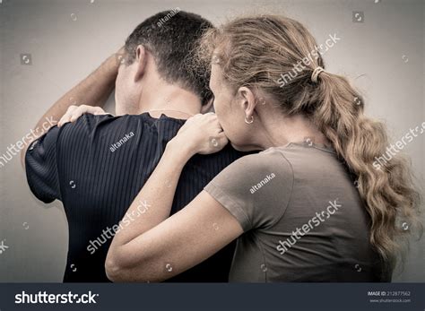 mujer triste abrazando a su esposo foto de stock editar ahora 212877562