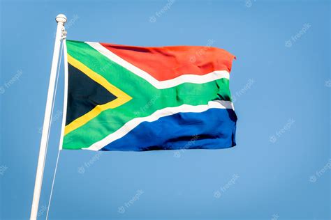 bandera sudafricana en un cielo azul foto premium