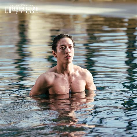 Cnblue’s Jung Yong Hwa Gets A Scare At Hotel Swimming Pool In Upcoming Drama With Jang Nara
