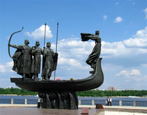 Памятник основателям Киева Кий Щек Хорив и сестра их Лыбидь Памятник Киев Украина