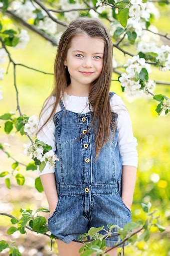 여름에 야외에서 어린 소녀의 초상화 귀여운에 대한 스톡 사진 및 기타 이미지 귀여운 꽃 꽃의 구조 사진 이미지 Istock