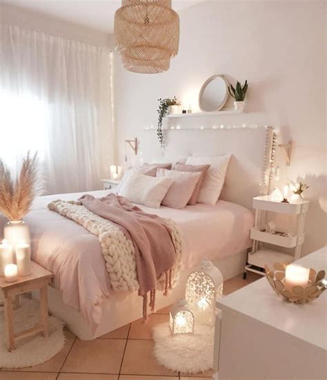 Crea Un Dormitorio Acogedor Y Sofisticado Con Velas Guirnaldas Y Tonos Rosas 💕 📸 Sandradeco