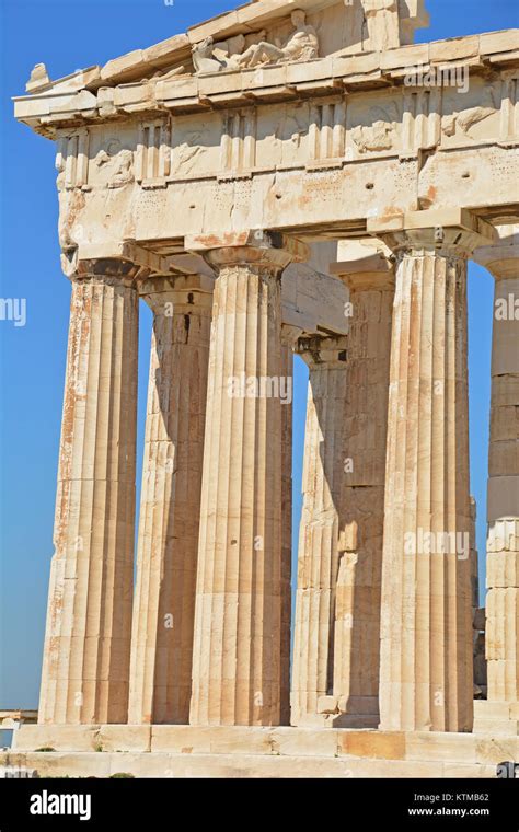 Enormes Columnas Dóricas Del Partenón En La Acrópolis De Atenas