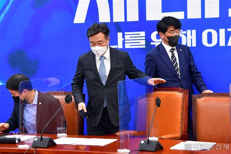 [헤럴드pic] 회의에 참석하는 더불어민주당 윤호중 원내대표 헤럴드경제