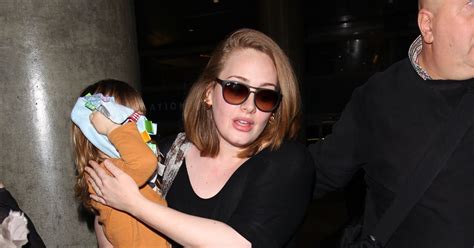 La Chanteuse Adele Et Son Fils Angelo Konecki Arrivent à Laéroport Lax