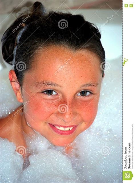muchacha del preadolescente rodeada por las burbujas imagen de archivo imagen de tina ojos
