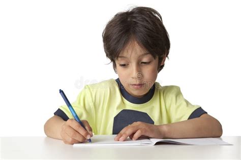 Le Garçon écrit Dans Son Cahier Image Stock Image Du Concentration