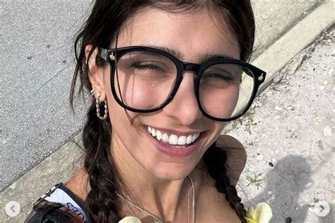 Mia Khalifa Sends Her Pornhub Fans Into Frenzy With X Rated Mother S Day Plea Daily Star
