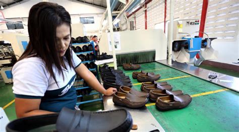 Tidak terasa sudah tahun 2020. Kisah Produsen Sepatu Bata Yang Memiliki Nuansa Cekoslavakia | Bekerja Dari Rumah
