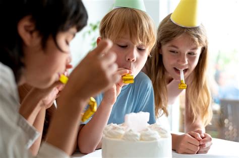 Niños Celebrando Con Pastel De Cerca Foto Gratis
