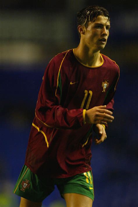 После чемпионата мира 2002 года, который стал бенефисом роналдо, он перешел в мадридский «реал», став частью знаменитых «галактикос», играл в одной команде с раулем, фигу. Cristiano Ronaldo's career in picture. - FootyRoom