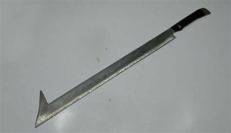 The Uruk Hai Scimitar Sword Lotr 31 With Universal Wall Plaque