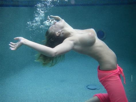 Underwater Boobs Porn Pic
