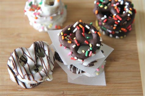 Chocolate covered pretzels are a delicious and easy treat. Homemade Chocolate Covered Pretzels | Divas Can Cook