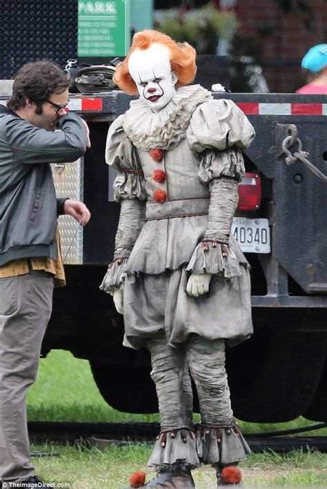 Bill Skarsg Rd Frightens Bill Hader On It Chapter Two Set Scary Movies Pennywise The Dancing