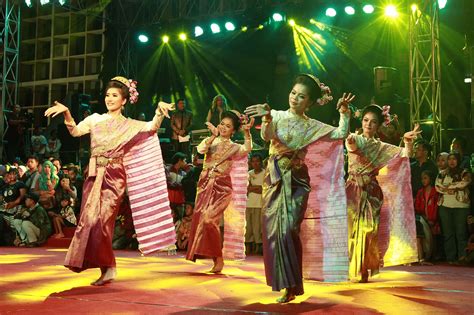 Kreativitas Ugal-ugalan nan Atraktif dari Semarang Night Carnival