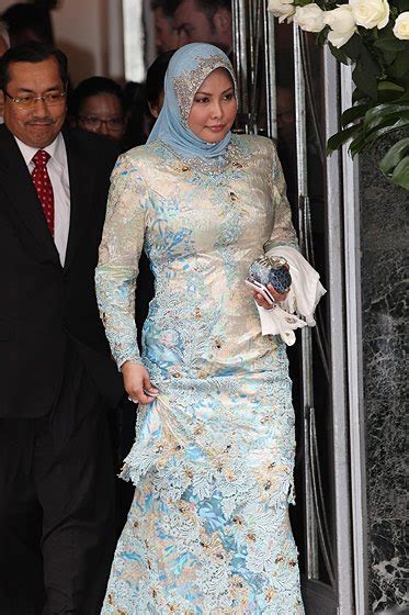 Raja permaisuri agong gerçek i̇ngilizce the supreme lady queen dir. Gambar Perkahwinan William dan Kate: Agong Tuanku Mizan ...