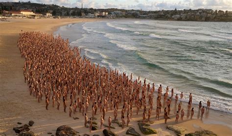 Tausende Nackte In Sydney Blank Ziehen Für Kunst Gegen Krebs Mopo