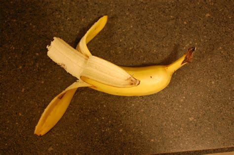 Gmh S Random Tip Of The Day Banana Peeling Secret When Peeling Bananas Peel From The Bottom Up