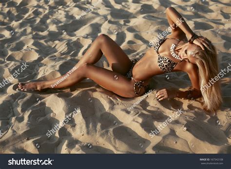 Sexy Girl Bikini On Beach Foto Stok 167342108 Shutterstock