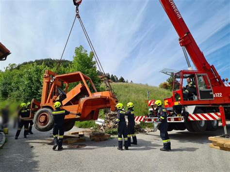 Aspangberg St Peter Unfall Sieben Tonnen Schwerer Stapler Stürzte