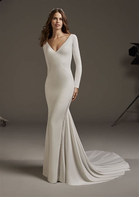 Minimal Wedding Gown With Scoop Back Neckline Modes Bridal Nz