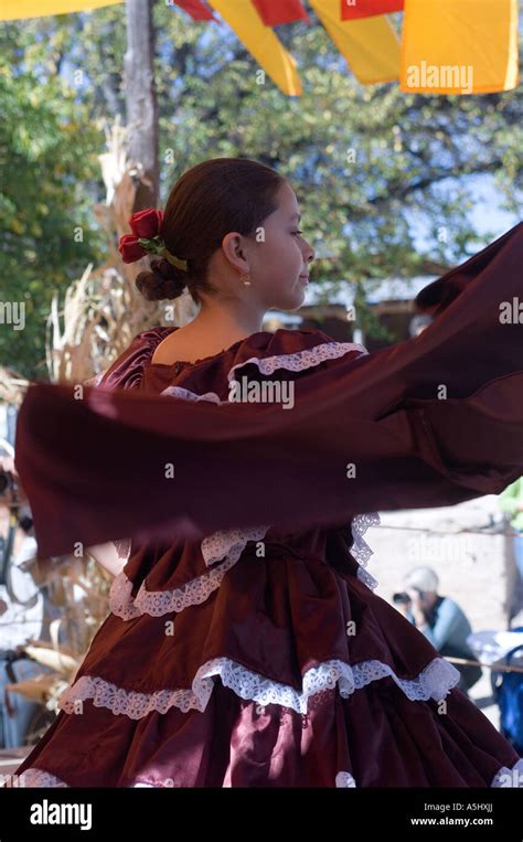 Los Jóvenes Bailarines Folclóricos De Nuevo México En El Rancho De Las Golondrinas Fotografía De